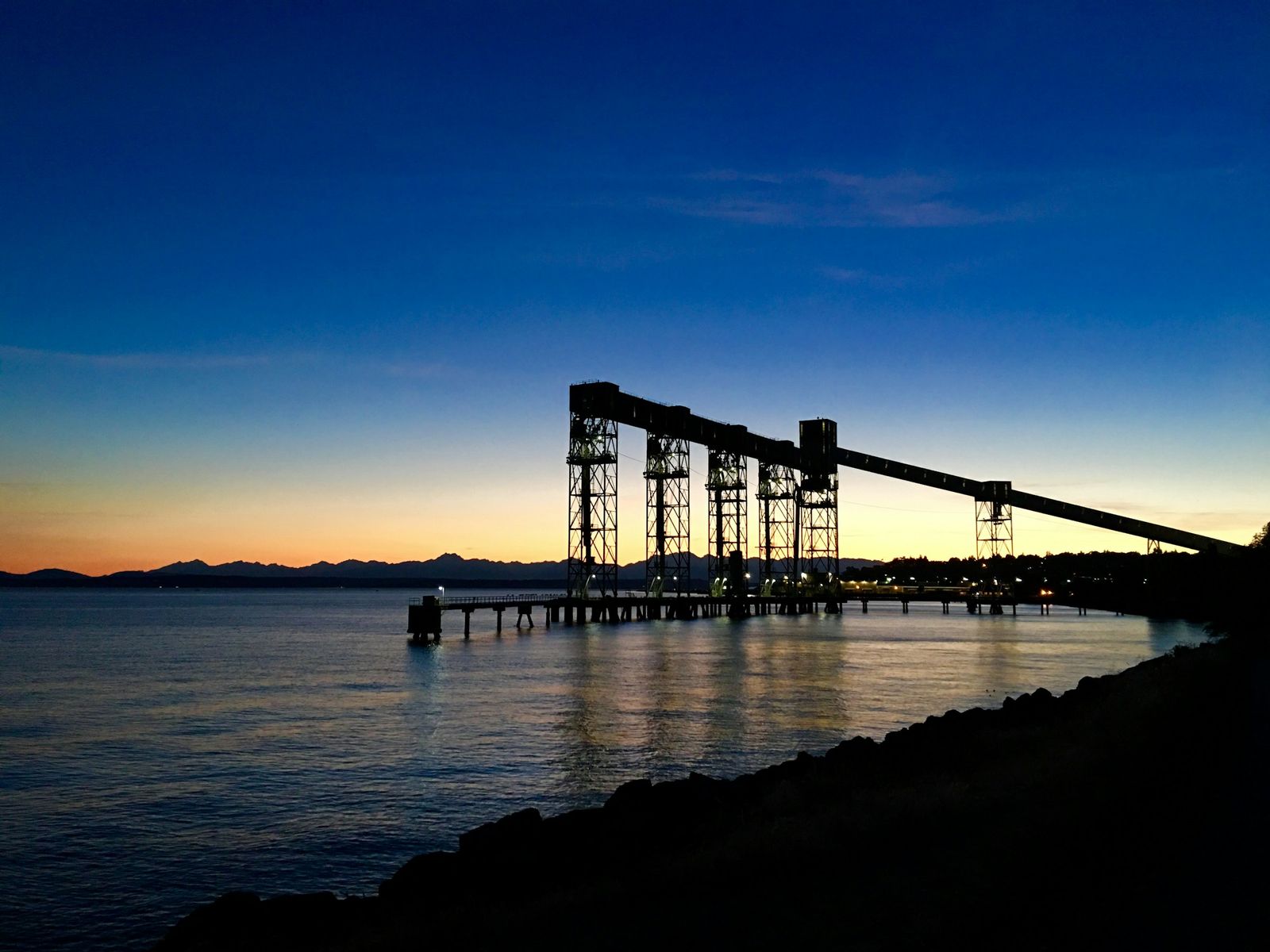 Terminal de embarque de granos al atardecer
