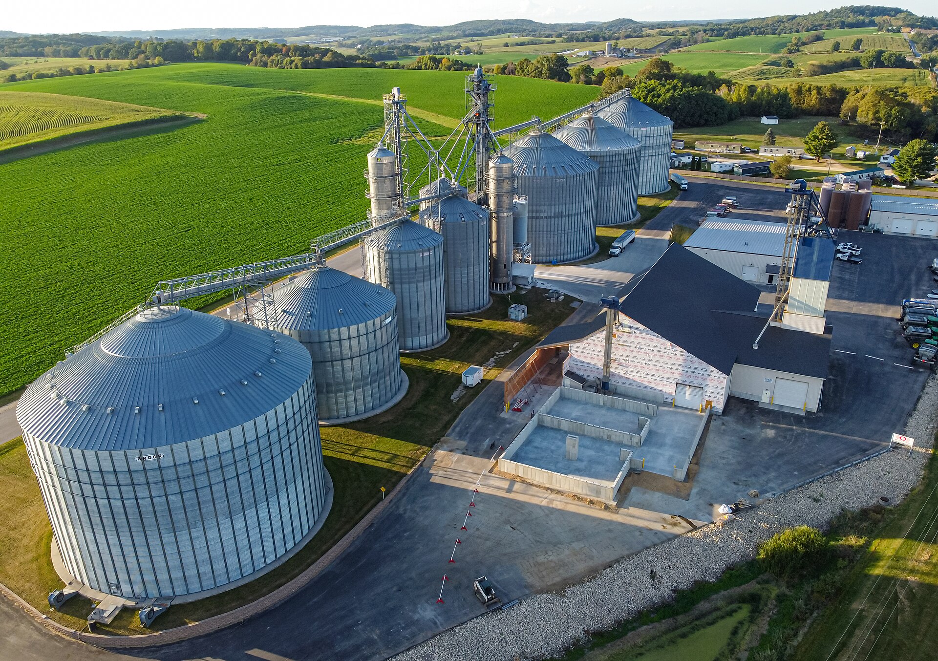 Silos de almacenamiento de granos en un establecimiento rural